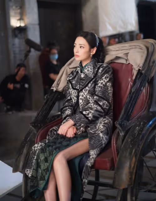 TVB港姐小花不介意「頂級綠茶婊」標籤！台慶劇大曬身材長腿，展心機女魅力！