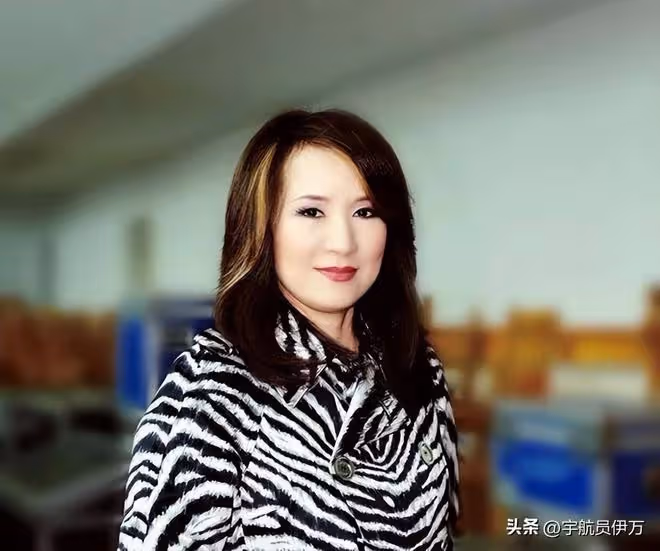 66歲鄭緒嵐回國賺錢,身材臃腫盡顯滄桑,網友:不是中國人不能要