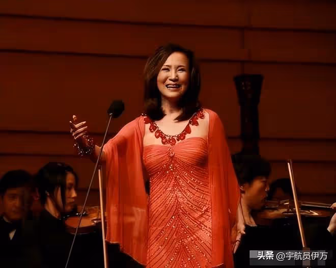 66歲鄭緒嵐回國賺錢,身材臃腫盡顯滄桑,網友:不是中國人不能要