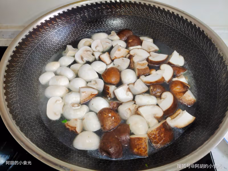 此菜不學太虧了，全素一鍋比大魚大肉強！簡單燜一鍋，有菜有菌菇、還有好胃口