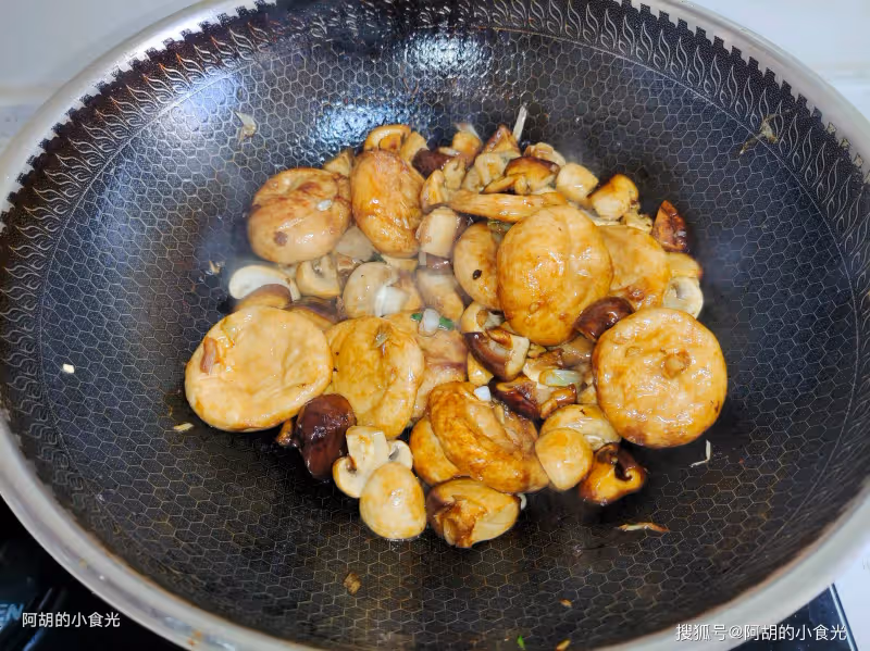 此菜不學太虧了,全素一鍋比大魚大肉強!簡單燜一鍋,有菜有菌菇、還有好胃口