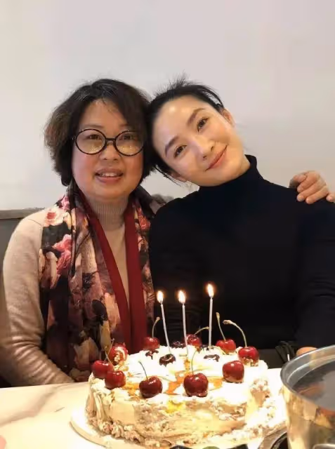 陶昕然帶8歲女兒首次公開亮相,哽咽談自己9歲時差點被性侵!
