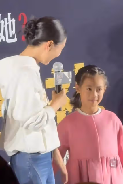 陶昕然帶8歲女兒首次公開亮相,哽咽談自己9歲時差點被性侵!