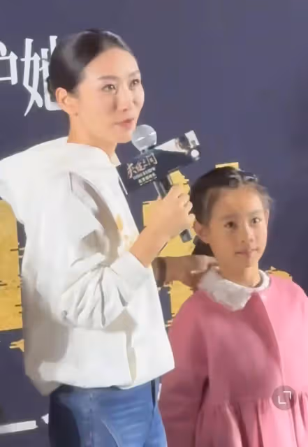 陶昕然帶8歲女兒首次公開亮相,哽咽談自己9歲時差點被性侵!