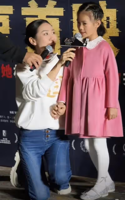 陶昕然帶8歲女兒首次公開亮相,哽咽談自己9歲時差點被性侵!