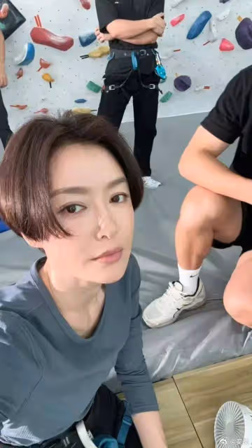 趙麗穎秦嵐都剪了超短髮,一個顯年輕,一個太老氣了!