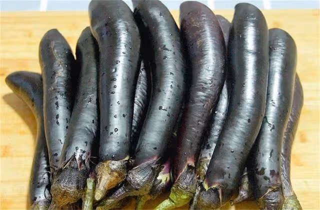 10斤茄子，教你在家做蒜蓉辣茄子，只需簡單3步，蒜香濃郁又開胃