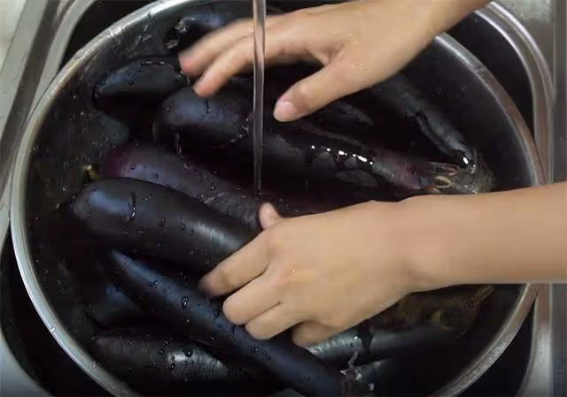 10斤茄子，教你在家做蒜蓉辣茄子，只需簡單3步，蒜香濃郁又開胃