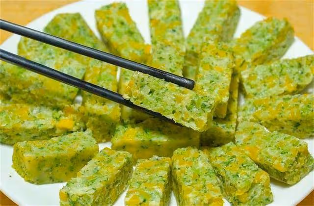 秋天要多吃南瓜，加一朵西蘭花，不用燉不用炒，一口一塊真過癮