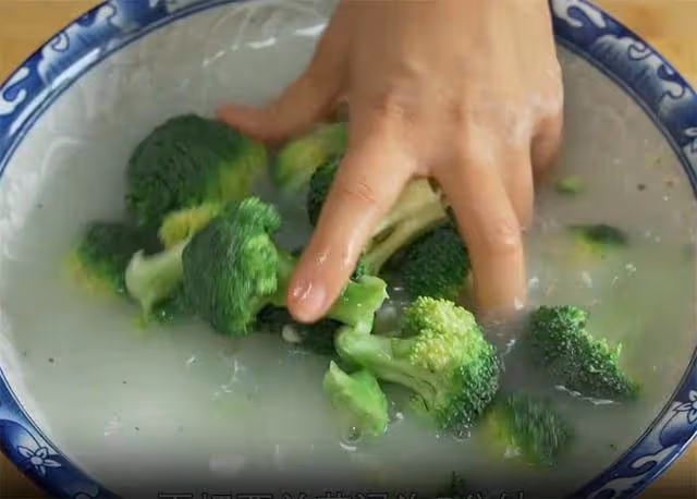 秋天要多吃南瓜，加一朵西蘭花，不用燉不用炒，一口一塊真過癮