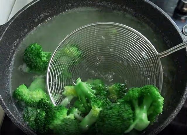 秋天要多吃南瓜，加一朵西蘭花，不用燉不用炒，一口一塊真過癮