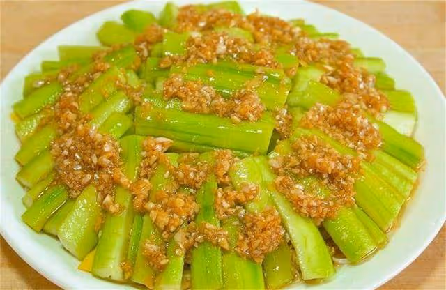 絲瓜很多人不會做,教你特色新做法,不炒不燒湯,口感滑嫩不發黑
