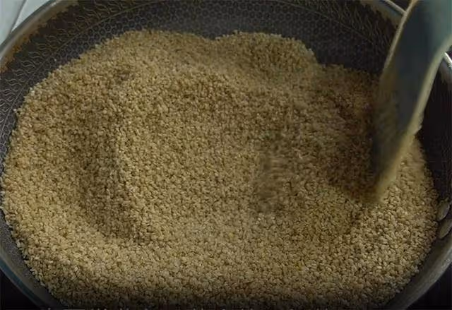 想吃芝麻香油不用出去買,方法簡單味道純,15元成本做了半碗香油