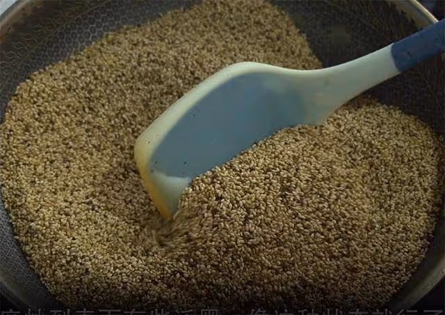 想吃芝麻香油不用出去買,方法簡單味道純,15元成本做了半碗香油