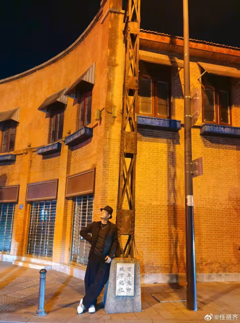 58歲任賢齊回武漢,坐路邊吃熱乾麵太接地氣,穿牛仔服戴眼鏡超帥