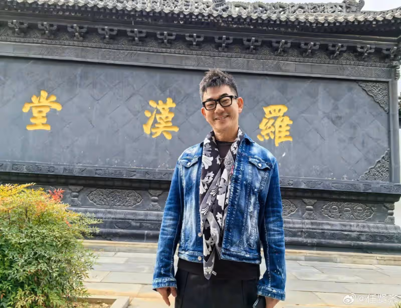 58歲任賢齊回武漢，坐路邊吃熱乾麵太接地氣，穿牛仔服戴眼鏡超帥