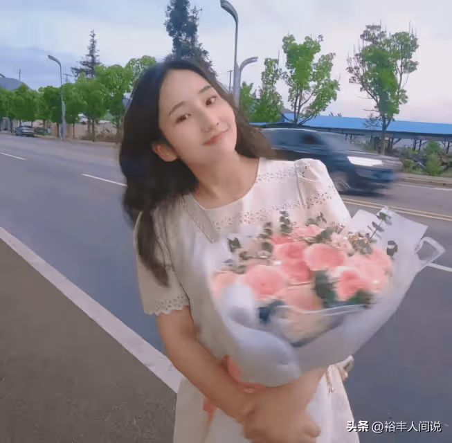 騰衝酒店前台小姐姐爆火!帳號被扒人很漂亮,名字曝光只有29歲