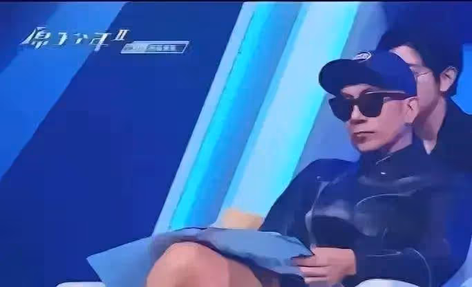 具俊曄曬豪車合照心情超好，近照本人太顯老，事業越來越好