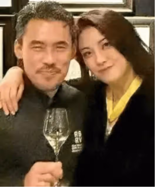 廖碧兒又有新戀情?酒會與外國男友貼頭微醺自拍,引髮網民關注