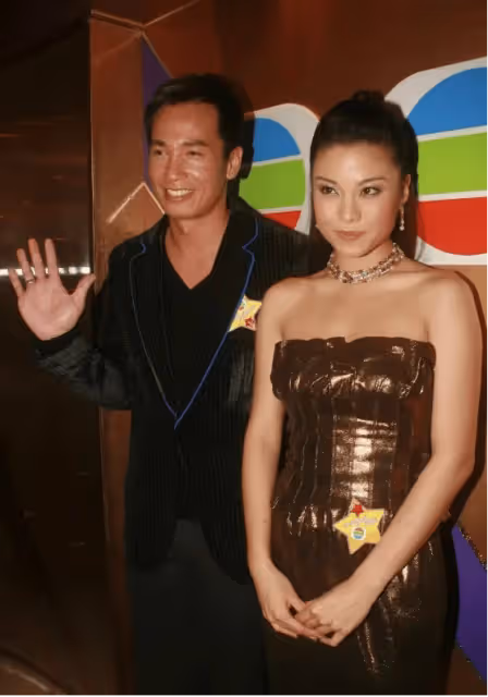 廖碧兒又有新戀情?酒會與外國男友貼頭微醺自拍,引髮網民關注