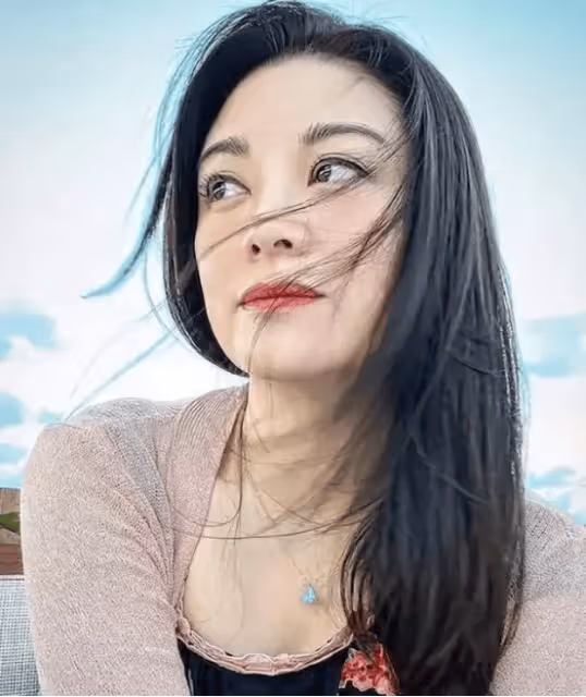 廖碧兒又有新戀情?酒會與外國男友貼頭微醺自拍,引髮網民關注