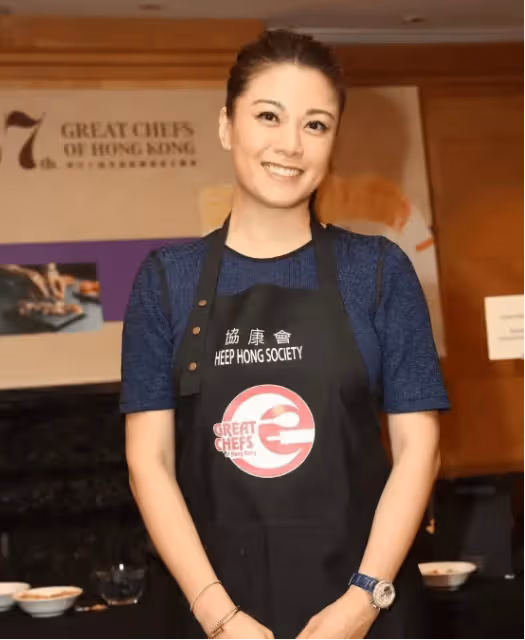 廖碧兒又有新戀情?酒會與外國男友貼頭微醺自拍,引髮網民關注
