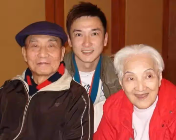 香港小虎隊胡渭康再次接受手術,成年後被告知是棄嬰,侍奉養父母終老
