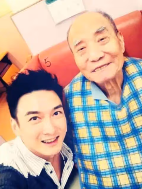 香港小虎隊胡渭康再次接受手術,成年後被告知是棄嬰,侍奉養父母終老