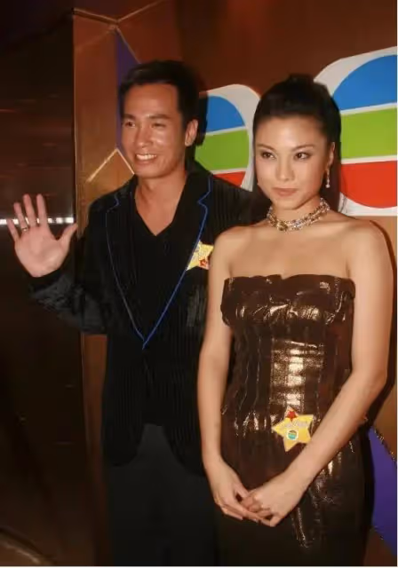 TVB前花旦有新戀情?酒會與外國男友貼頭微醺自拍,引髮網民關注