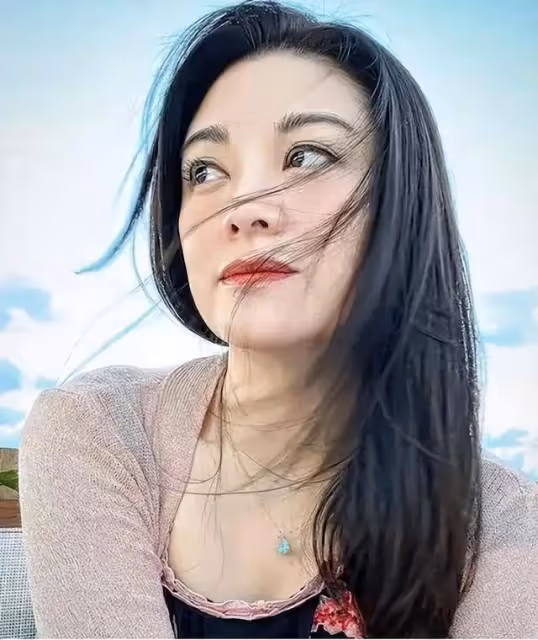 TVB前花旦有新戀情?酒會與外國男友貼頭微醺自拍,引髮網民關注