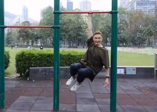 香港小虎隊成員接受手術,成年後被告知是棄嬰,侍奉養父母終老