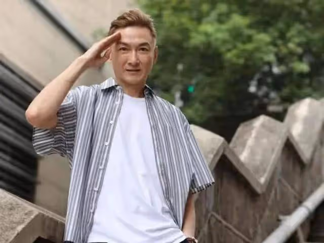 香港小虎隊成員接受手術,成年後被告知是棄嬰,侍奉養父母終老