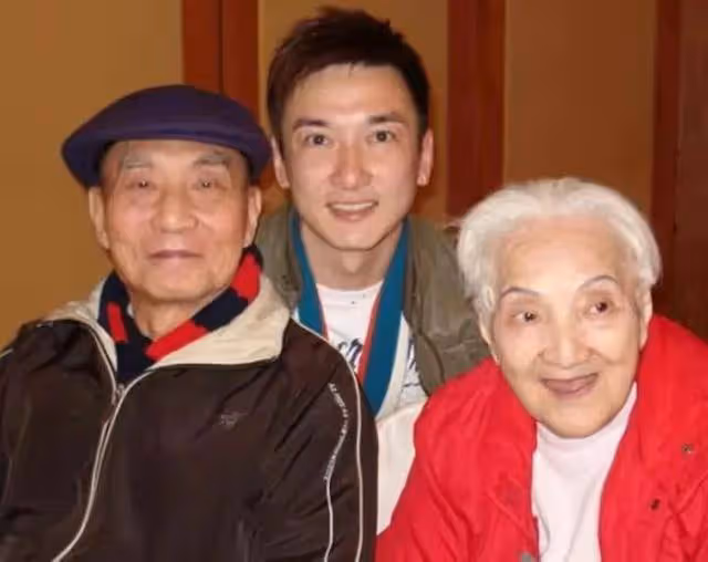 香港小虎隊成員接受手術,成年後被告知是棄嬰,侍奉養父母終老
