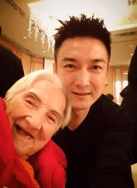 香港小虎隊成員接受手術,成年後被告知是棄嬰,侍奉養父母終老