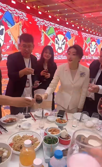 宗馥莉挨桌敬酒大經銷商,預估2024年業績規模重上700億元