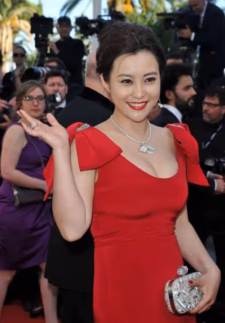 郝蕾各類靚麗寫真狂秀傲人事業線！魔鬼身材性感火辣