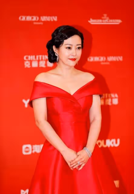 郝蕾各類靚麗寫真狂秀傲人事業線！魔鬼身材性感火辣