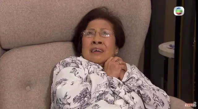 TVB《愛回家》陳師奶受腰膝舊患困擾多年,入行前曾是訓導老師,曾教羅家英