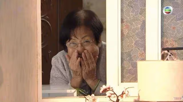 TVB《愛回家》陳師奶受腰膝舊患困擾多年,入行前曾是訓導老師,曾教羅家英
