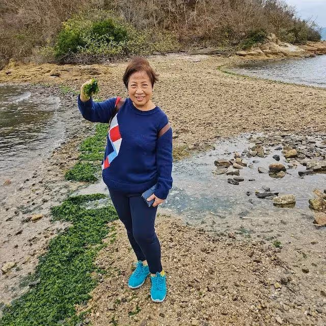 TVB《愛回家》陳師奶受腰膝舊患困擾多年,入行前曾是訓導老師,曾教羅家英