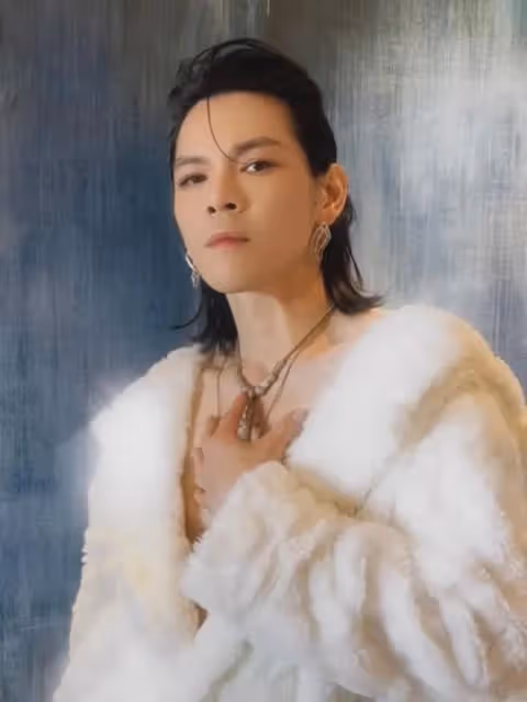 偷穿向太衣服的向佐,在紅毯走光了,網友:終於找對了賽道!