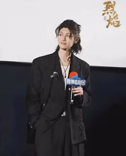 從「軍旅硬漢「變成」花樣美男「,從40歲變成20歲,他究竟怎麼了