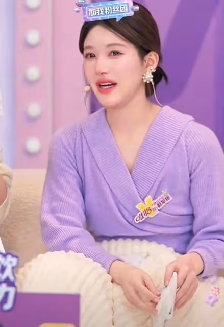趙露思直播間崩潰吐露整容真相,網友評價兩極,未來何去何從?