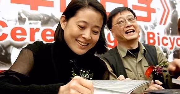 王文瀾:離棄倪萍與病兒,背負罵名18載,今70歲獨身生活