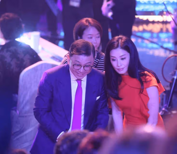 TVB董事局主席太太近況曝光!身材高挑曾是香港名模!前夫是TVB前男星多次偷食