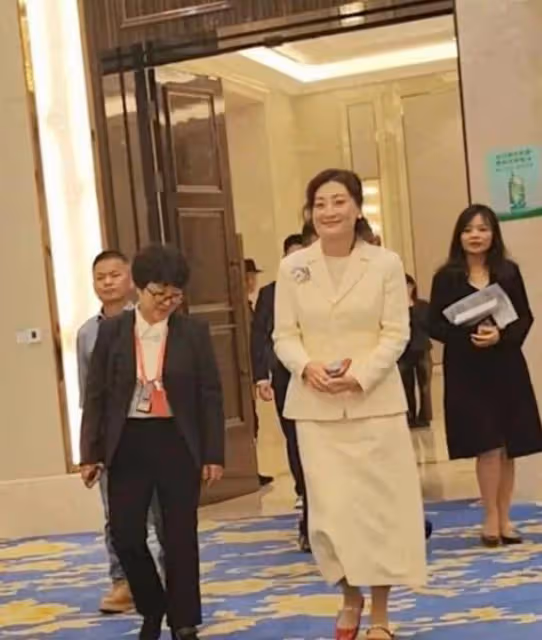 娃哈哈表彰大會:宗馥莉給經銷商敬酒,如宗老般親民沒架子