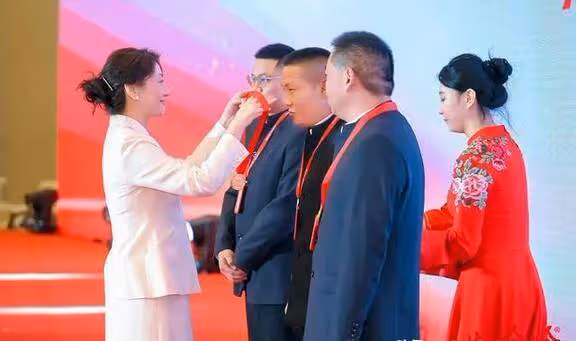 娃哈哈表彰大會:宗馥莉給經銷商敬酒,如宗老般親民沒架子
