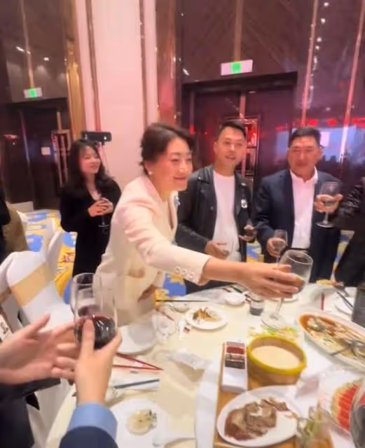 娃哈哈表彰大會:宗馥莉給經銷商敬酒,如宗老般親民沒架子