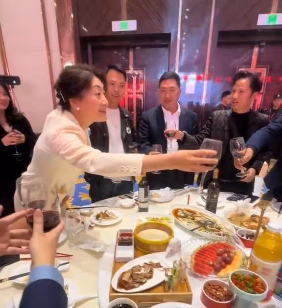 娃哈哈表彰大會:宗馥莉給經銷商敬酒,如宗老般親民沒架子