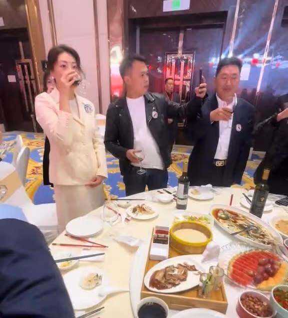 娃哈哈表彰大會:宗馥莉給經銷商敬酒,如宗老般親民沒架子